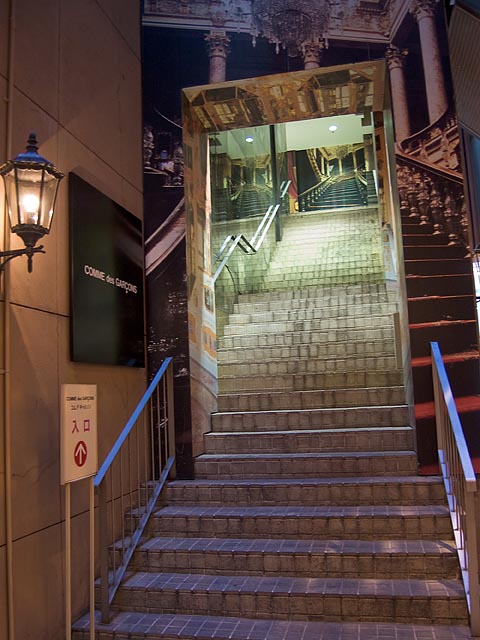 無限階段と赤い電話ボックス 神戸旧居留地blog