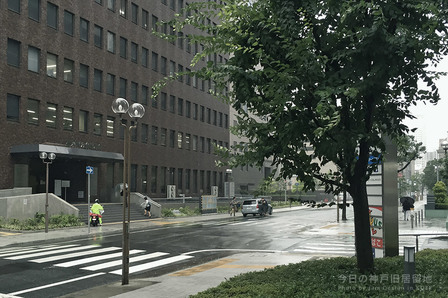 䕗